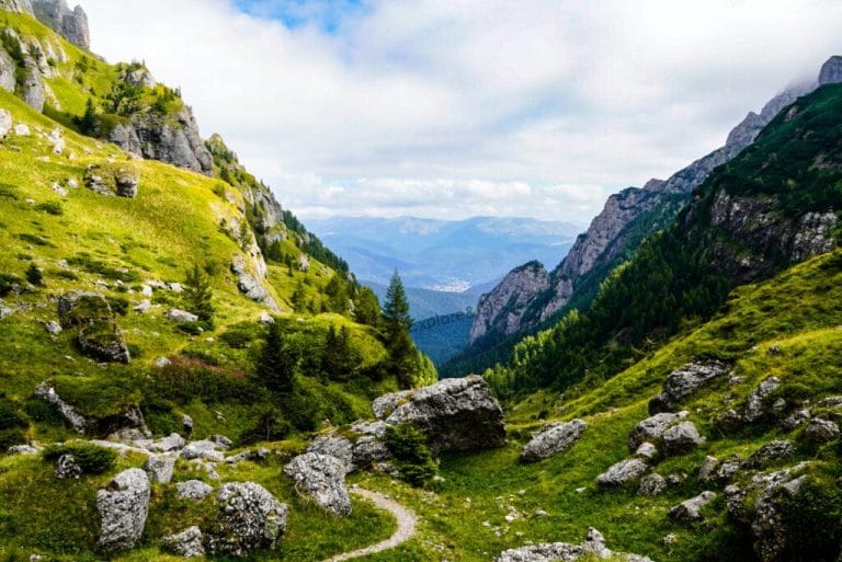Top 10 trasee spectaculoase din Carpații Meridionali pe care trebuie să le parcurgi Top 10 trasee spectaculoase din Carpații Meridionali pe care trebuie să le parcurgi