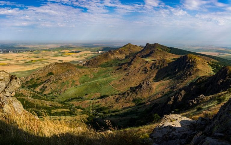 Top 10 vârfuri montane din România pe care să le cucerești