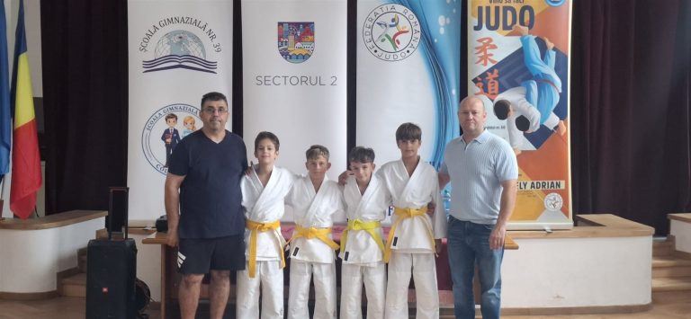 Aer curat sau o carte bună: două feluri de a te descărca Sportivii ACS Motiuashi alaturi de antrenori la Scoala Gimnaziala nr. 39