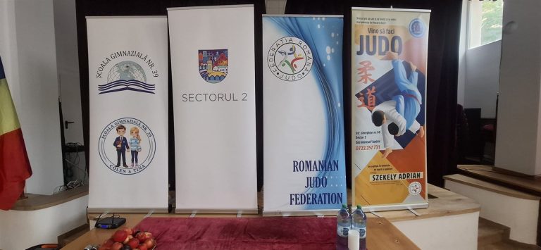 După mutare, firma mică a doi parteneri are și ea de pus în ordine Bannerele Federatiei Romane de Judo, Sectorului 2 si Scolii Gimnaziale nr. 39