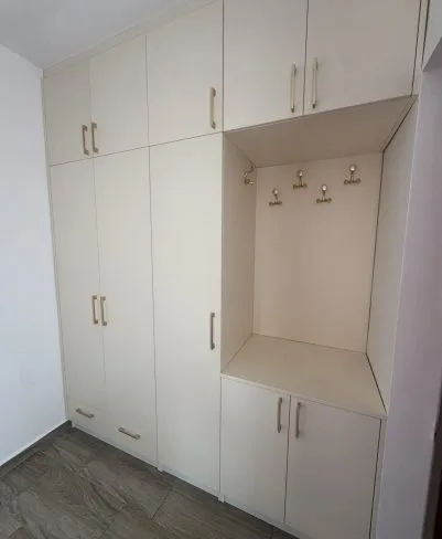 Mobilier de Birou Personalizat: Creează un Spațiu de Lucru Productiv și Elegant 15
