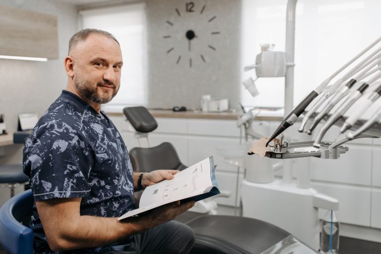 Sensibilitatea dentară și eroziunea acidă: de ce apare și ce o oprește cu adevărat Sensibilitatea dentară și eroziunea acidă: de ce apare și ce o oprește cu adevărat