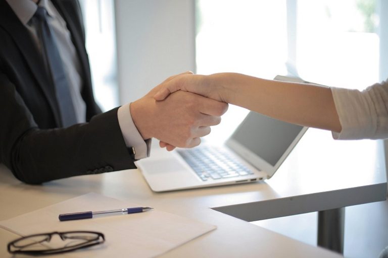 Cum negociezi un salariu: pregătire, argumente și ton – ghid mediaNova.ro Doi oameni la o masă, discutând calm în timpul unui interviu de angajare