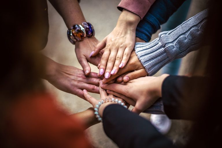 Greșeli de sfârșit de an pe care le fac cei cu venituri neregulate Grup de voluntari care adună gunoaie într-un parc, într-o zi însorită